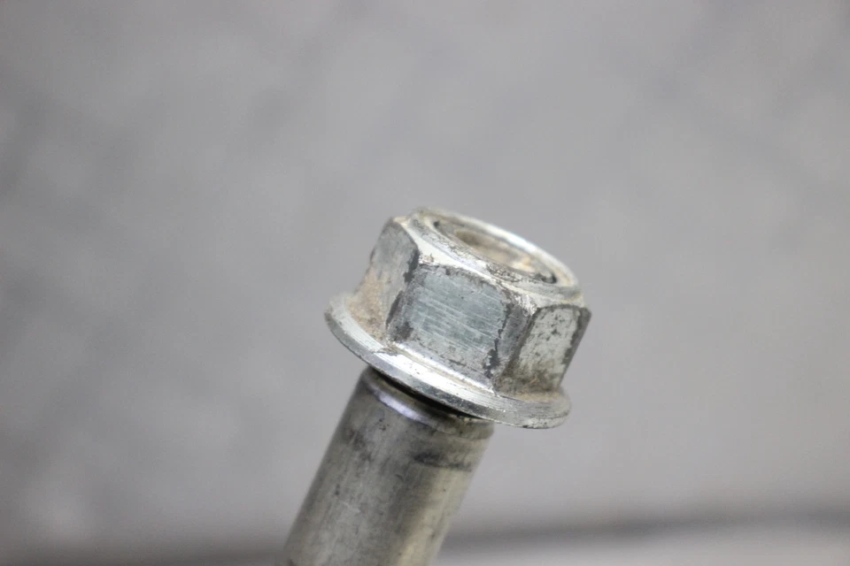 08-12 SUZUKI KATANA 650 GSX650F Rear Wheel Axle Foto 3 de 4