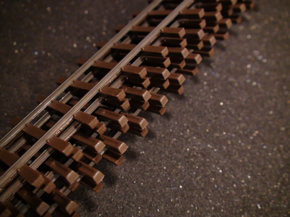 ON30 Micro-Engineering #12-138 ON30 SCALE Code 83 Flex Track WEATHERED - Image 4 of 4