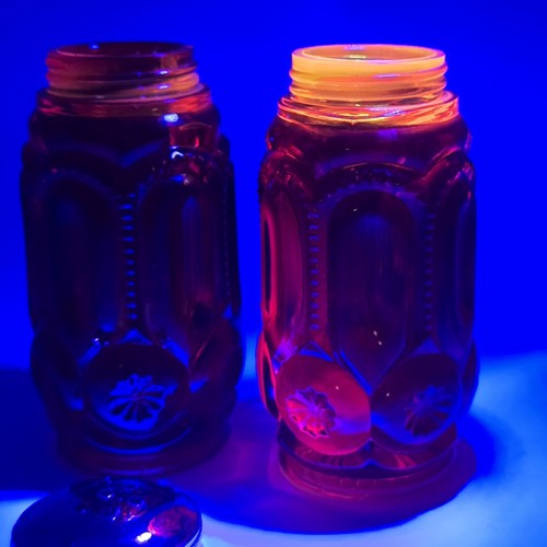 Vintage LE Smith Glass Moon & Stars Salt Pepper Shaker Set Amberina UV Glow - Picture 19 of 24