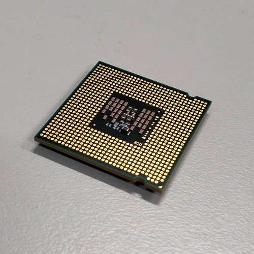 Intel Core 2 Quad Q8300 Yorkfield 32-bit LGA 775 2.5 GHz 4 core 95W CPU SLGUR - Picture 4 of 4