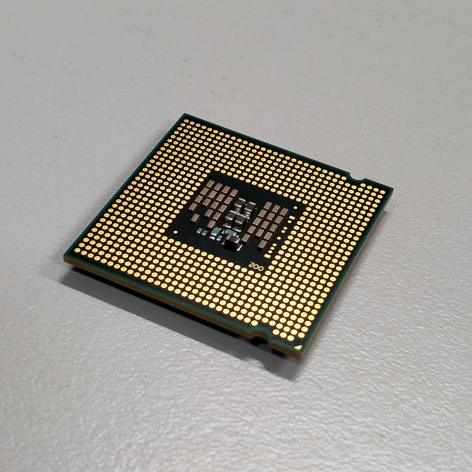 Intel Core 2 Quad Q8300 Yorkfield 32-bit LGA 775 2.5 GHz 4 core 95W CPU SLGUR - Image 4 of 4