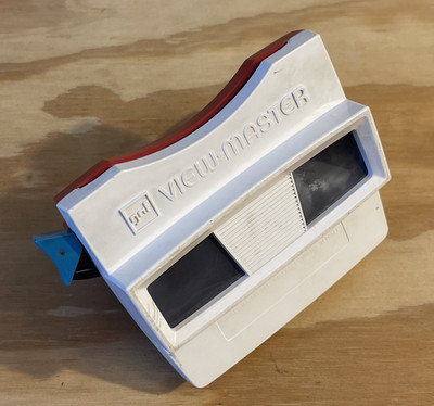 Authentic 1970 s GAF Red, White & Blue VIEW-MASTER VIEWER Made In USA W/32 Reels