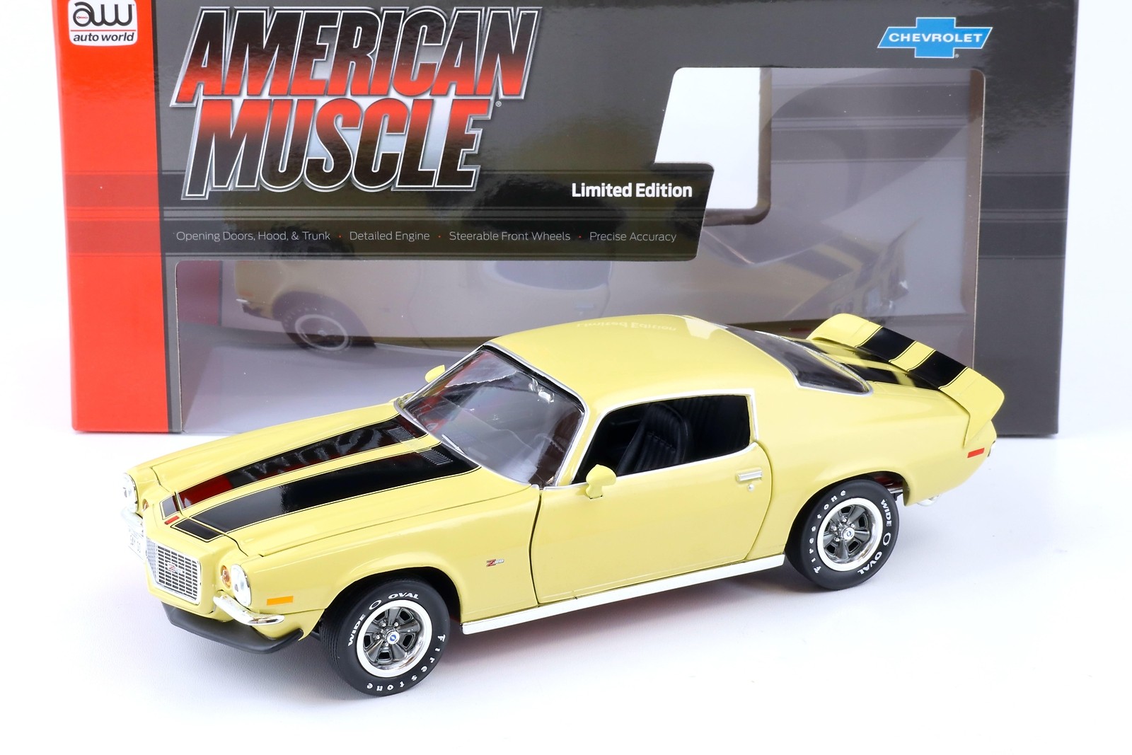 1:18 Auto World 1972 Chevrolet Camaro Rs/Z28 Coupe Cream Yellow/Black Stripes