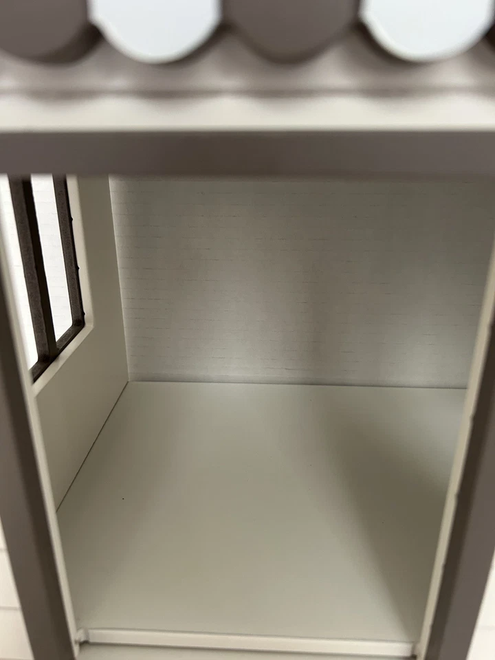 Encantadora casa de muñecas Pottery Barn Kids Westport Market se vende sin amueblar nueva con etiquetas Foto 2 de 4