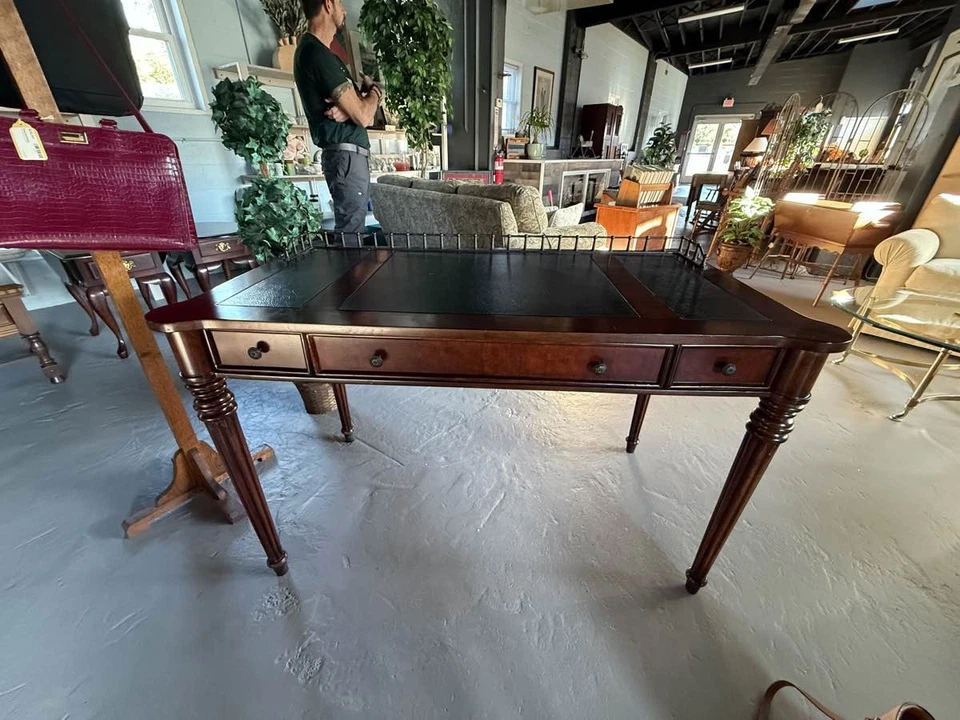 Gavetas de couro mogno Bassett escrivaninha secretária escritório pernas viradas - Imagem 2 de 4