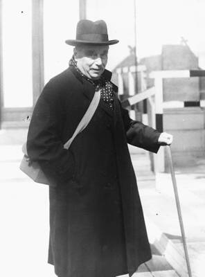 Author H G Wells Arriving For The Foyles Luncheon 1933 OLD PHOTO
