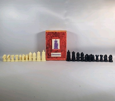 Vintage Whitman Chessmen Classic Crusader Design 32 Plastic Pieces No 4690 Boxed