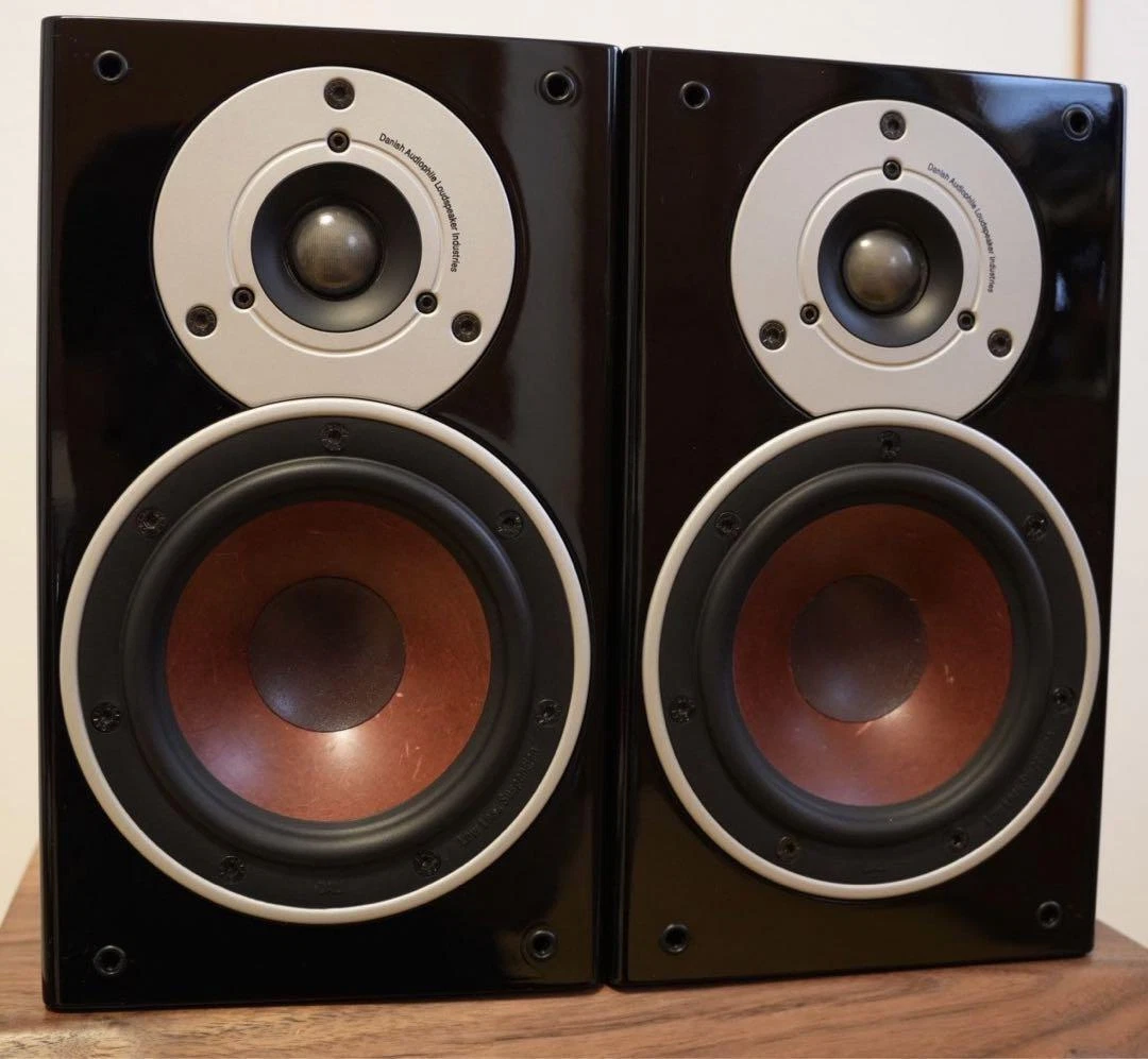 Dali Zensor 1 Bookshelf Speakers Pair Light walnut color Pair Used
