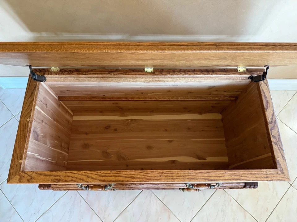 COLECCIÓN ORLEANS INTERIORES ROBLE, COFRE CEDRO/ESPERANZA, ROBLE ROJO, EXCELENTE EE. UU. Foto 4 de 4