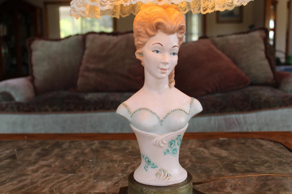 Lámpara de mesa victoriana vintage busto dama con pantalla elegante detalles de estrás Foto 2 de 4