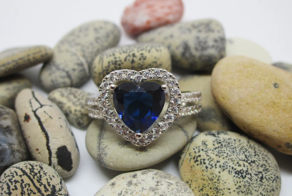 Anello in Argento925 con Zircone naturale Blu a forma di Cuore e Zirconi bianchi - Immagine 3 di 4