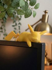 Schlafendes Pikachu Monitor Figur – Gaming Setup Deko