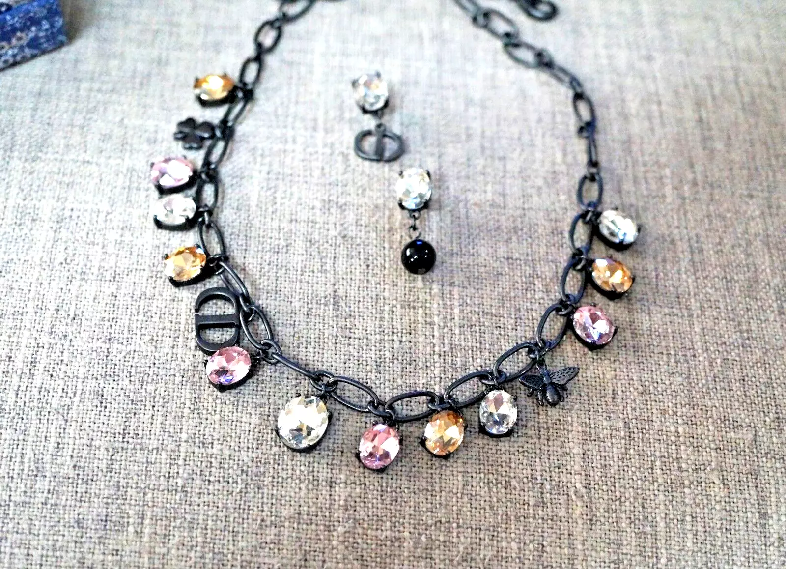 Collier et boucles d'oreilles créateur Dior rose/jaune/cristal clair, ton noir