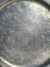 Ancienne assiette en étain, décor héraldique armoiries 1840 couronne 19ème