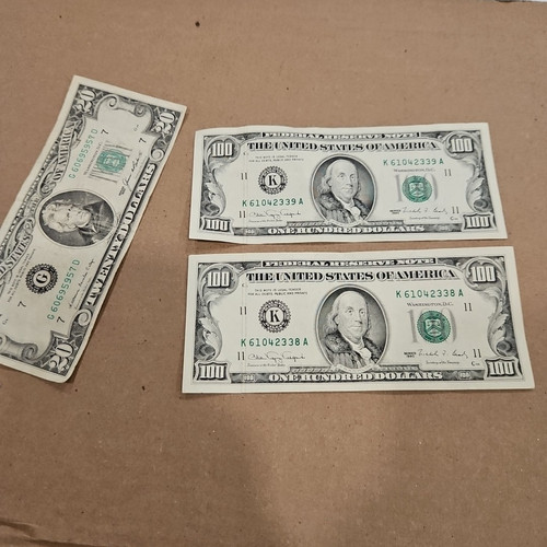 $100 Dollar Bills Two Consecutive 1990 Uncirculated K 90. 20 Dollars Is Bonus - Picture 1 of 11