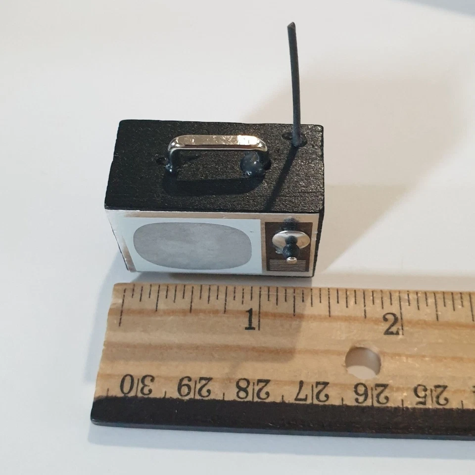 Estatuilla de TV portátil miniatura vintage para casa de muñecas con mango de antena muebles Foto 2 de 4