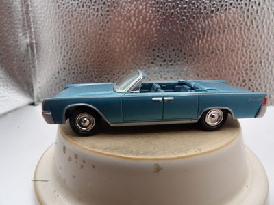 1962 LINCOLN CONTINENTAL CONVERTIBLE    JOHNNY LIGHTNING ROAD TRIP U.S.A.   1:64