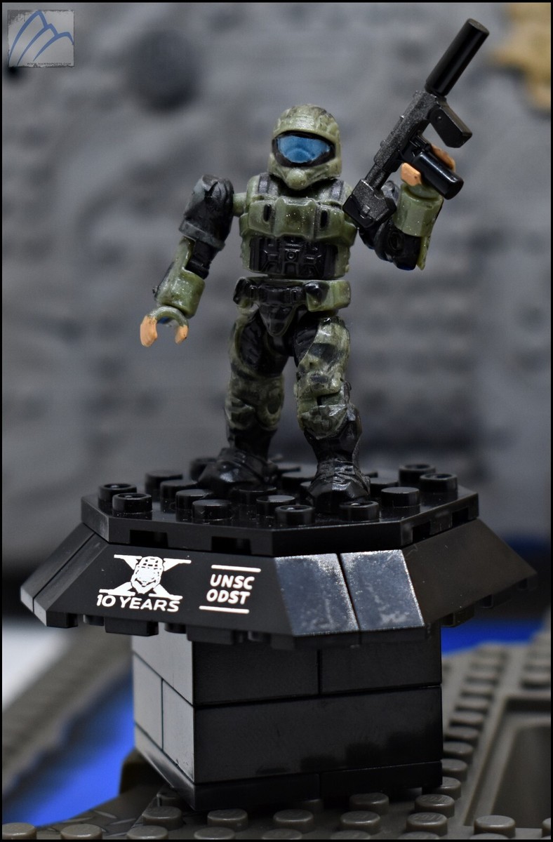 Il Disastro Di Inondazione Con La Casa Sull'anello Di Vita Nel Vettore Della Pioggia E Delle Acque Di Inondazione Progetta 93621432 - Foto 9