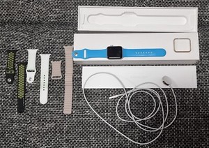 Apple Watch Series 2, 42 mm Display inkl. Armbänder und Ladekabel