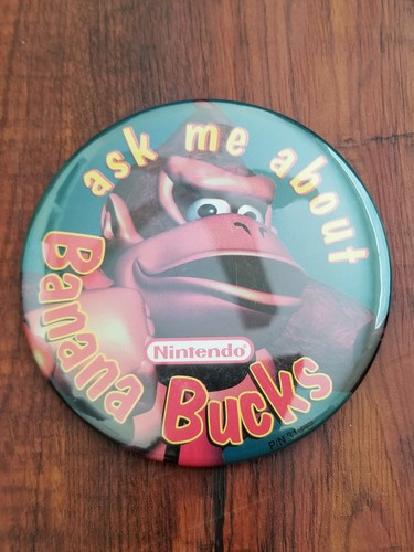 Prendedor botón empleado vintage SNES Donkey Kong Country "Ask Me About Banana Bucks" - Imagen 1 de 8