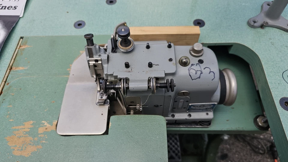 Serger Overlock Industrial Merrow Vintage Modelo M-3DW-2, 3 hilos, con mesa Foto 3 de 4