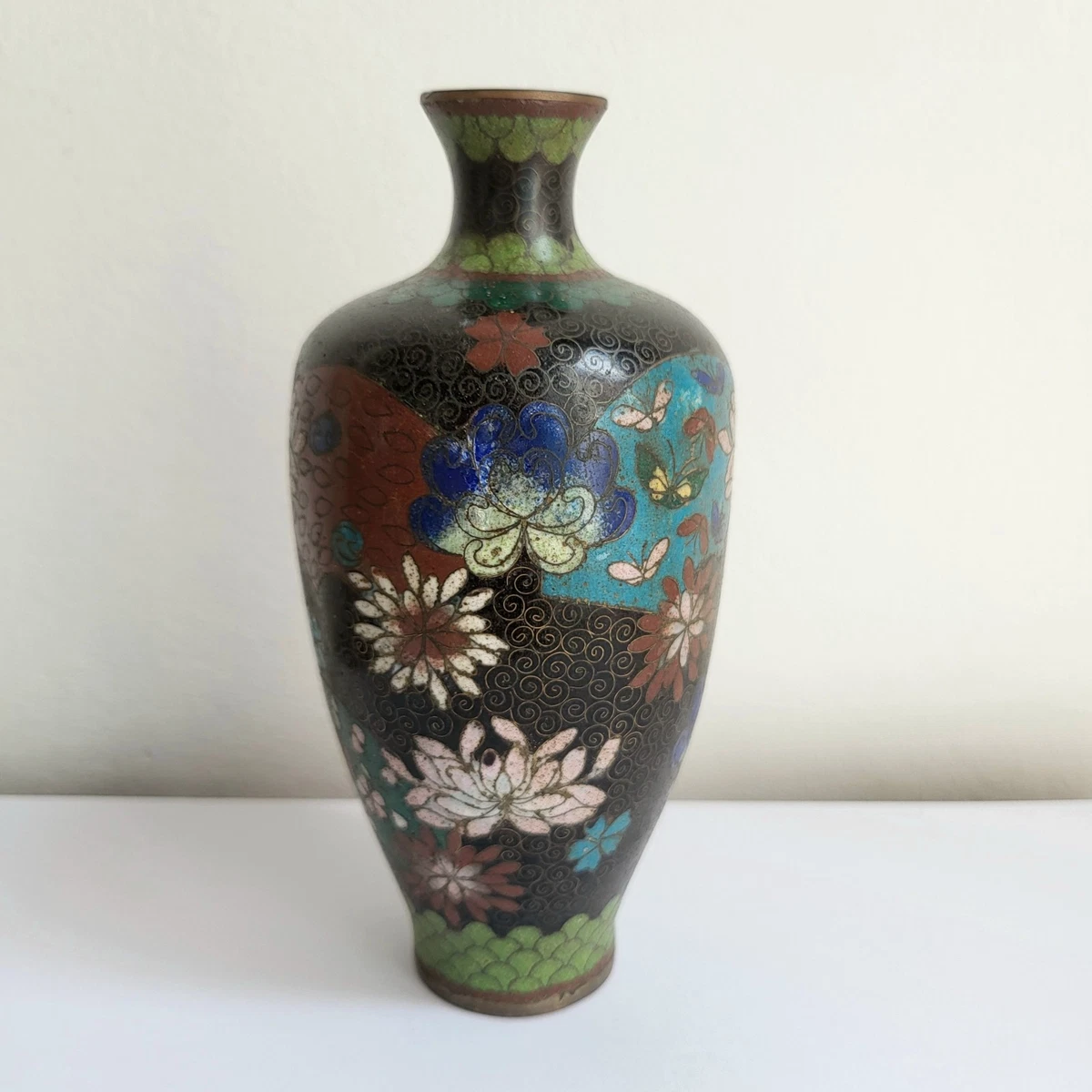 Vase miniature chinois ancien vers 1900 – Cloisonné laiton & porcelaine – Socle