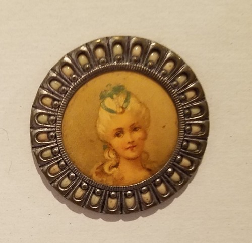 BEAUTIFUL ANTIQUE LITHOGRAPH UNDER CELLULOID W/A LADIES HEAD BUTTON, 1-3/8" - Picture 2 of 3