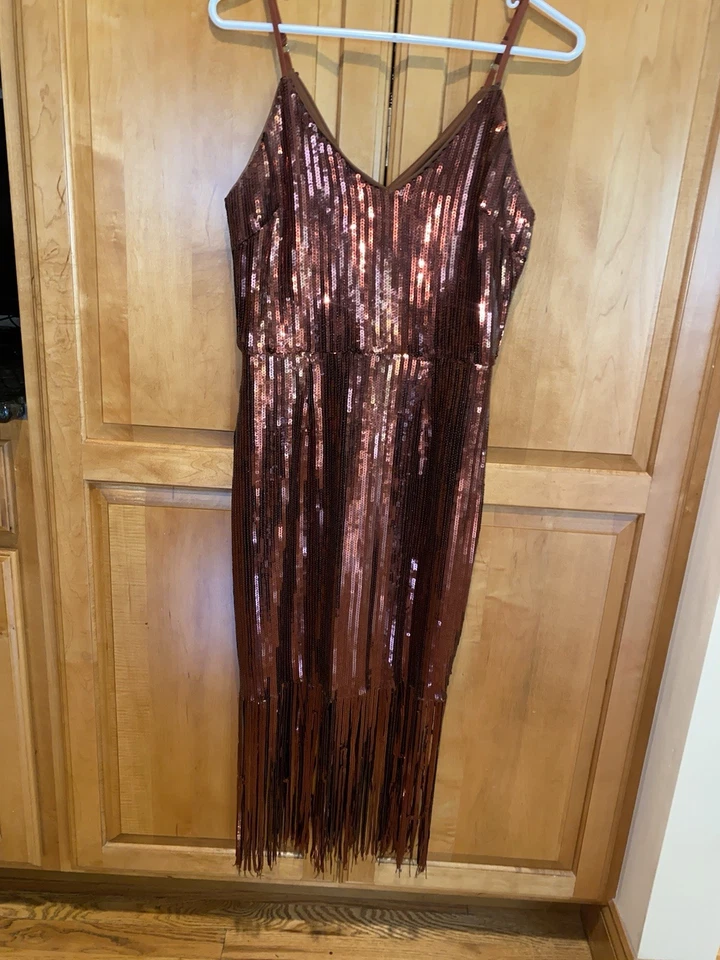 Vestido Lulus Anjou Bronce Lentejuelas Brillo.   Mujer pequeña. Usado una vez. Foto 2 de 4