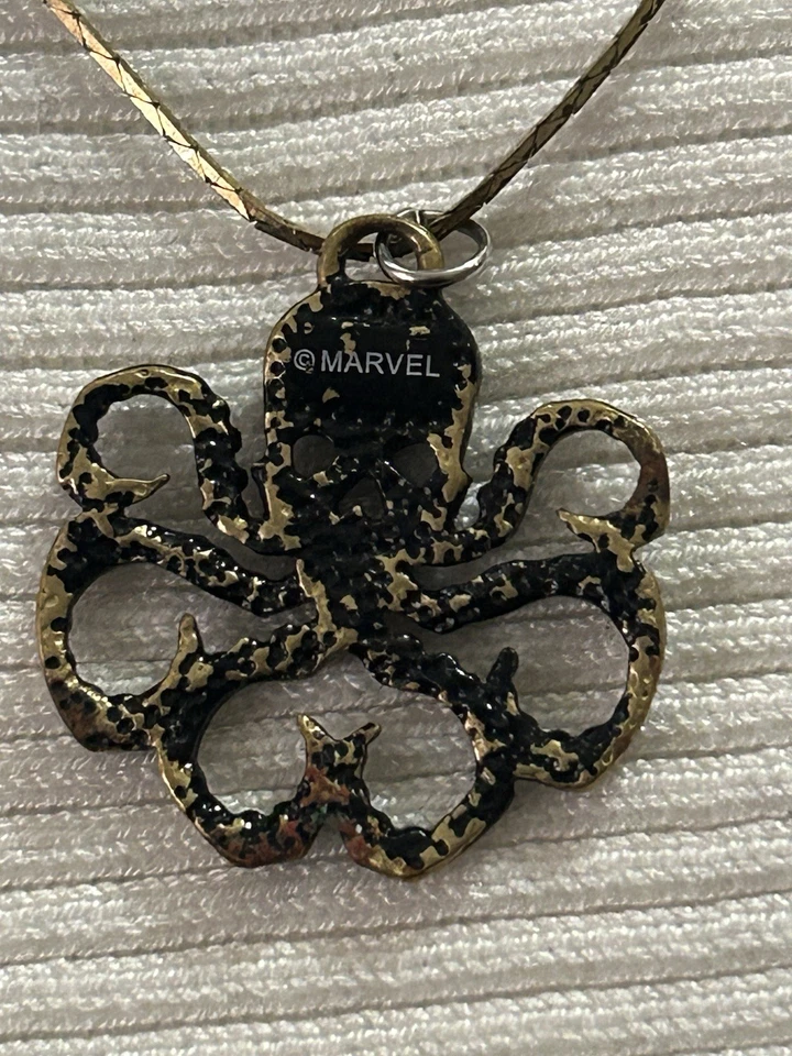 LOTE MARVEL! COLLAR GEMA CON LOGOTIPO DE HYDRA AGENTE DE ESCUDO 15” ¡Y ESTUCHE PARA AURICULARES INALÁMBRICO! Foto 4 de 4