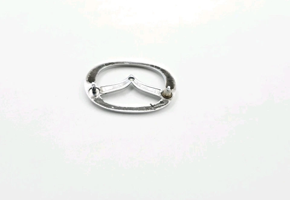 1998-2002 MAZDA 626 tampa traseira emblema central logotipo emblema placa símbolo OEM - Imagem 3 de 3