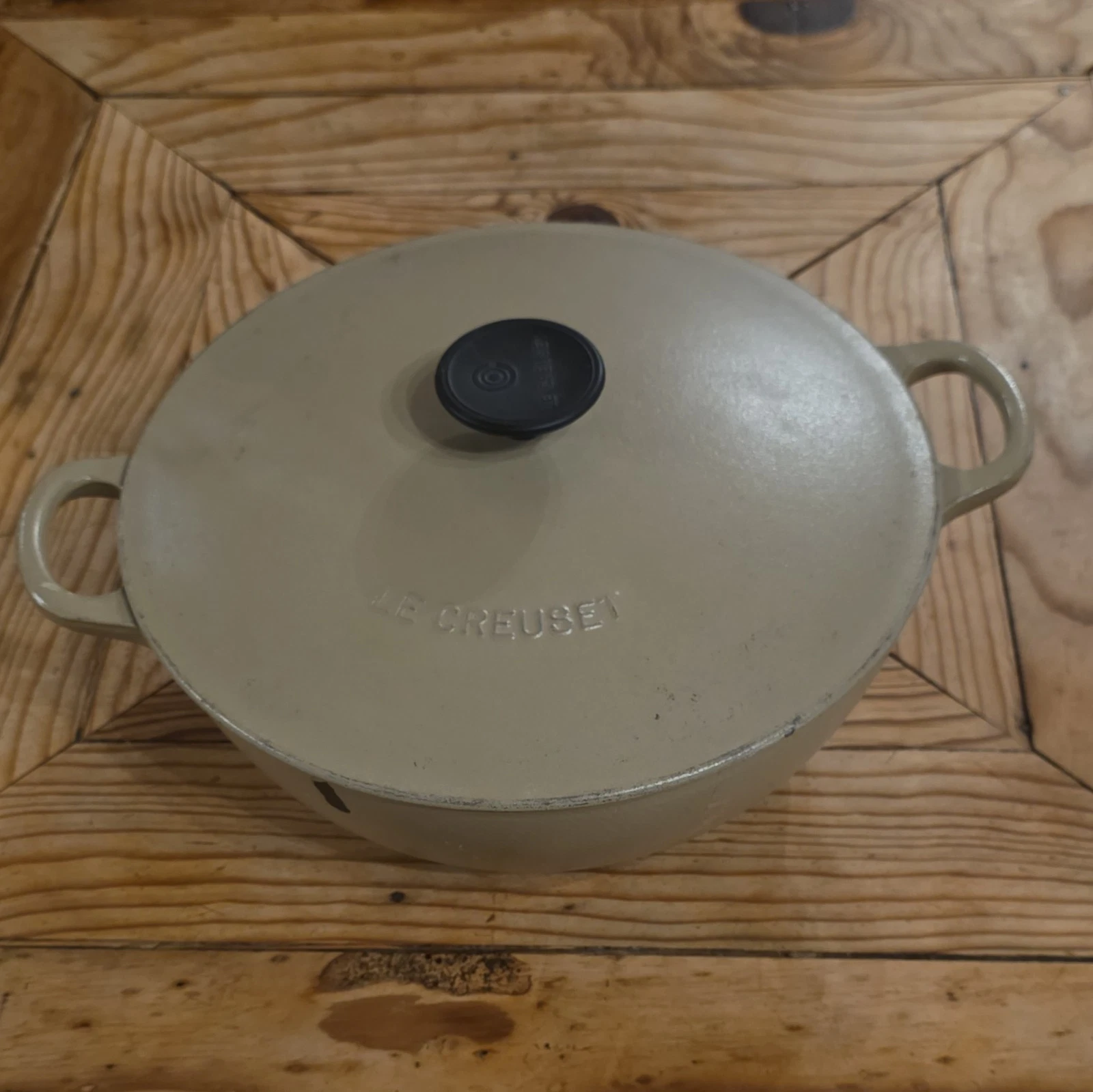 Le Creuset 26 Round Enamel Cast Iron Dutch Oven w/ Lid Beige 2.5 qt