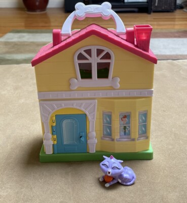 Disney Puppy Dog Pals Stow And Go Playset w Figure Hissy The