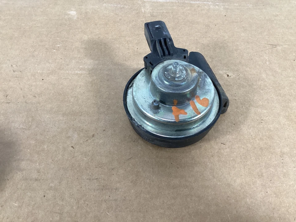 Audi A3 2015-2019 8V tono alto bocina señal de alarma 2 piezas E30055307 OEM. Foto 4 de 4