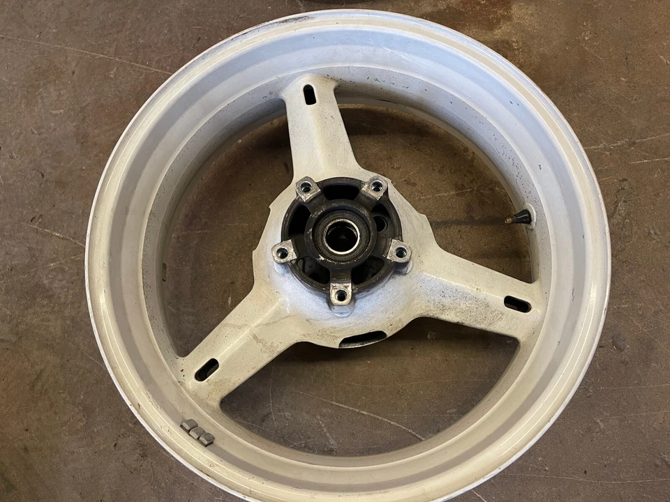 Llanta trasera recta Suzuki GSXR 600 750 2001-2005 OEM GSXR600 GSXR750 02 03 04 Foto 2 de 4