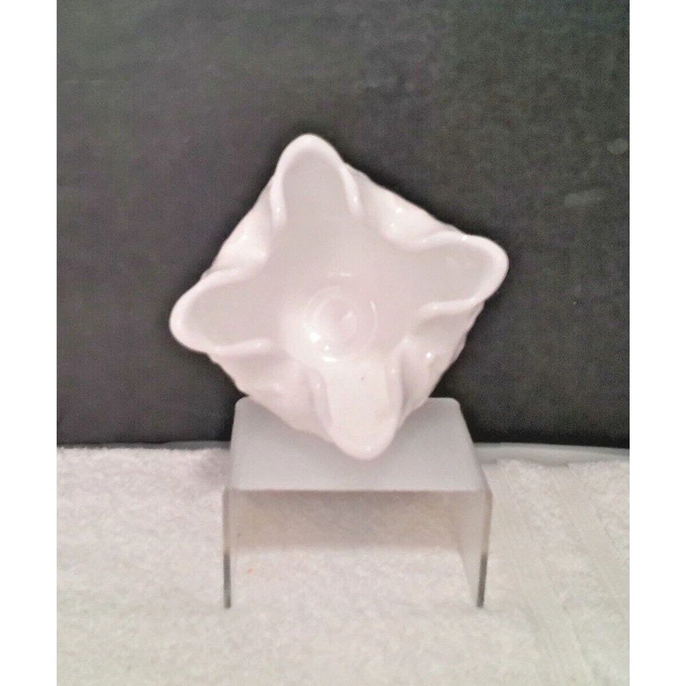 Imperial Vintage 1951 Petal Pinched Leaf Edge Milk glass Vase - Image 3 of 4