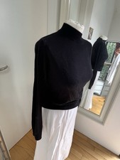 Schwarzer Pulli, Stehkragen, M
