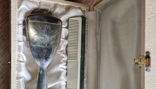 Vintage ensemble brosse hochet & peigne dans son coffret, metal argenté