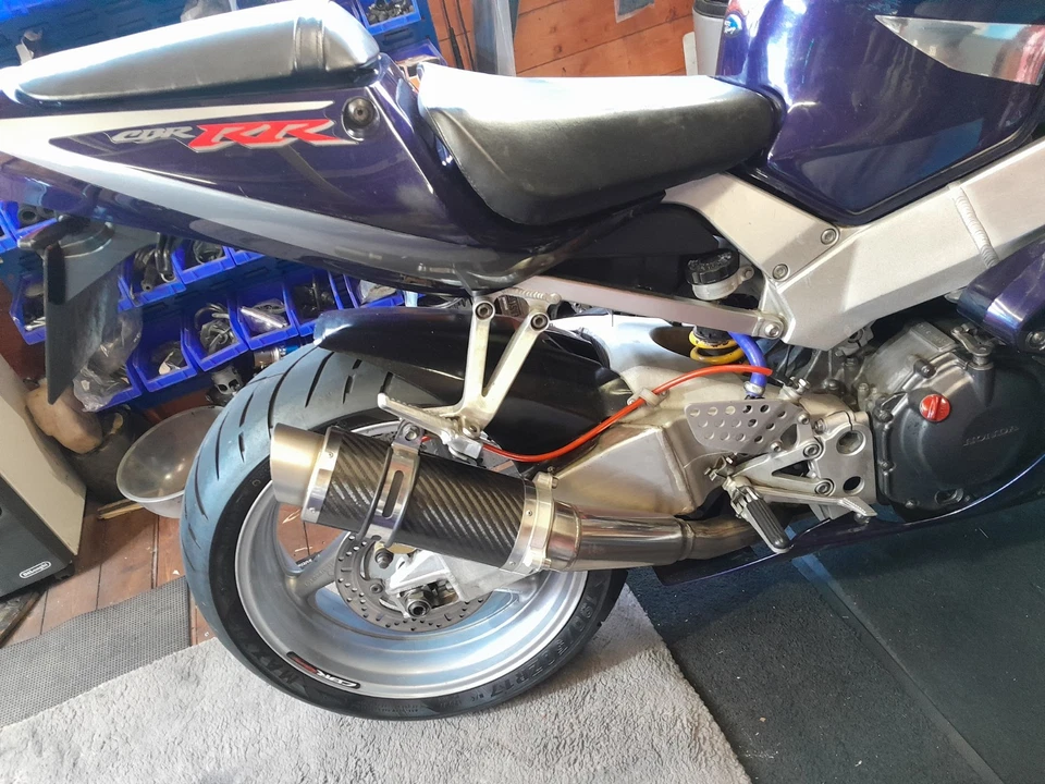 Honda CBR900RR Fireblade - Image 2 of 4