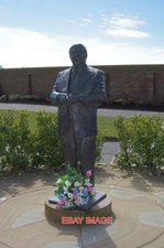 PHOTO  LES DAWSON'S STATUE ST ANNES-ON-SEA - 1 THIS STATUE OF LES DAWSON IS PLAC