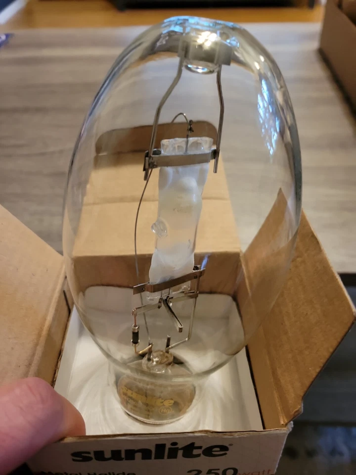 SUNLITE 250w MH250/U, ED28 Mogul base clear, Metal halide bulb - Image 2 of 4
