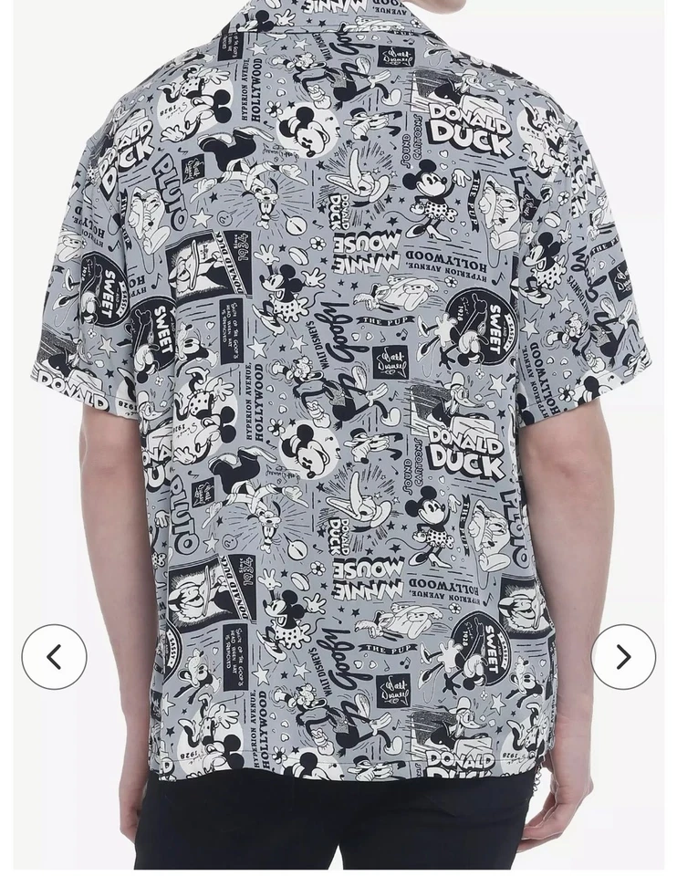 Our Universe Disney100 Mickey Mouse y amigos botón rayón grande Foto 2 de 4