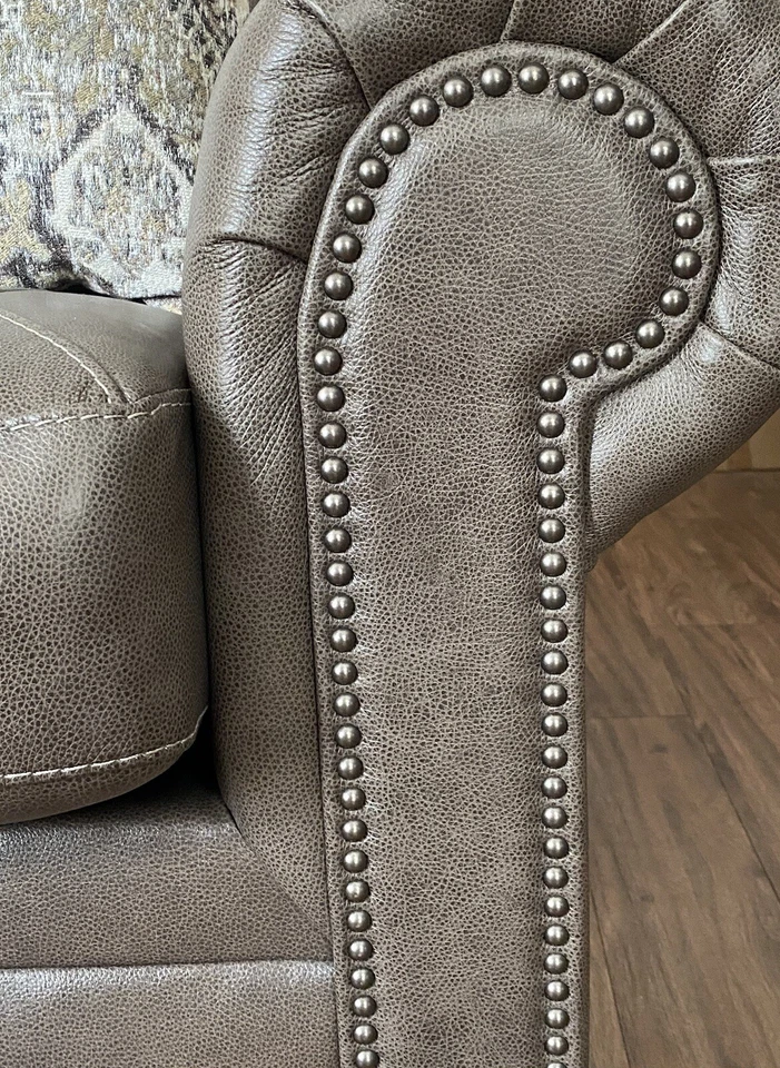 Sofá de cuero 100 % Ashley Furniture con otomana (almohadas incluidas) Foto 3 de 4