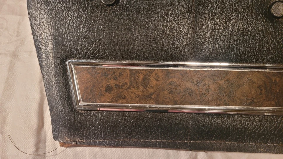 Oldsmobile 98 1969 convertible panel interior trasero negro con grano de madera Foto 2 de 4