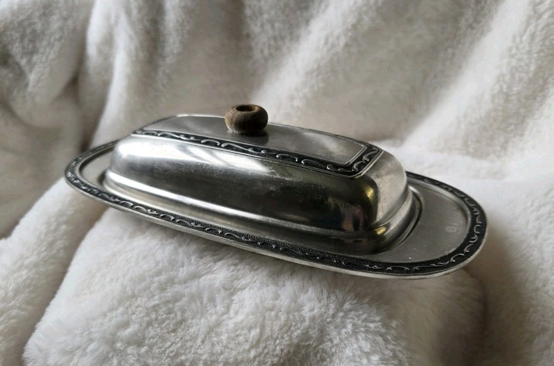 Vintage Oneida Scroll Detail Butter Dish Glass Plate Stainless Steel Lid Wood