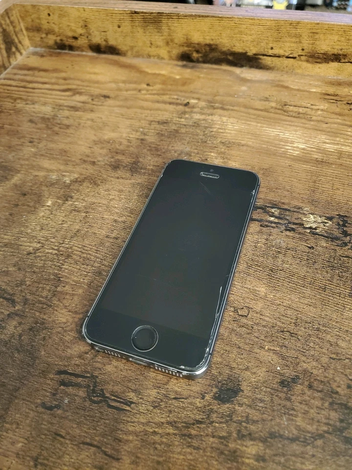 Apple iPhone 5s Model A1533 Working Locked Unknown Carrier Black Grey - Image 3 of 4