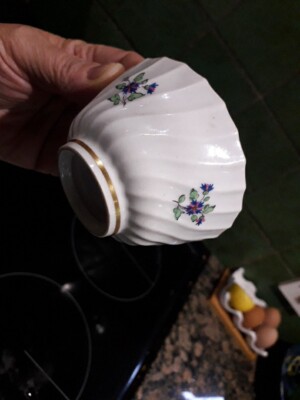 Englische Porzellan Spiral geriffelte Teeschale um 1800: Blumenmuster neuer Hallentyp