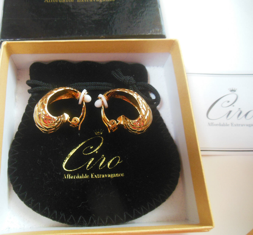 Vintage Signed CIRO Gold-tone Wide Half-Hoop Clip-on Earrings 1.1/8" x 5/8" - Picture 3 of 3