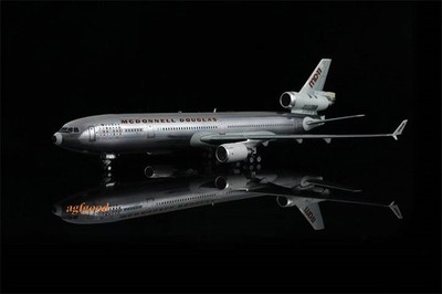 1:200 SQ Wings McDonnell Douglas MD-11 N111MD Flaps Down Diecast  Aircraft Model