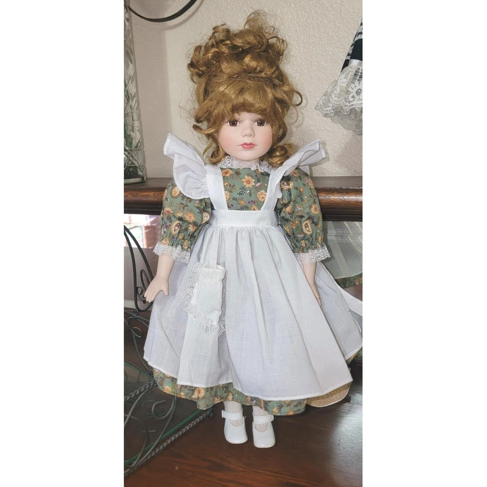 Muñeca de porcelana vintage estilo victoriano verde floral vestido delantal obra de arte detallada Foto 2 de 4