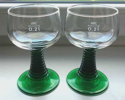Zwei schlichte Weinrömer Wein Glas Luminarc  ARC 0,2 l Trompetenfuß grün